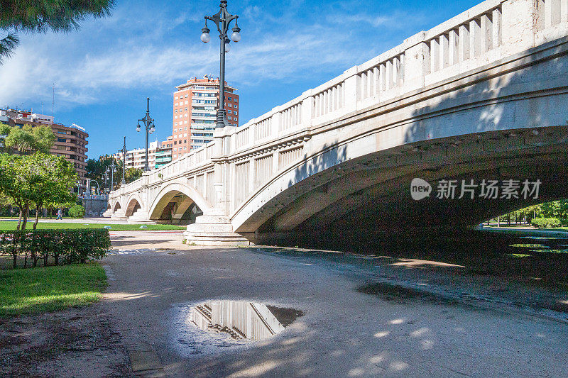 西班牙巴伦西亚图里亚河床公园的阿拉贡桥(Jardín del Turia - Tramo VIII)